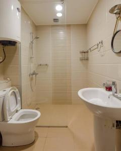 Ένα μπάνιο στο Wehost Apartment in Orbi tower
