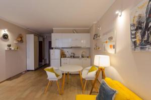 Η κουζίνα ή μικρή κουζίνα στο Wehost Apartment in Orbi tower +7 φωτογραφίες