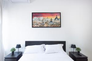 1 dormitorio con 1 cama blanca y 2 mesitas de noche en St. Paul Palace Relais en Roma