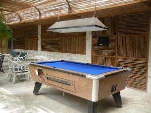 una mesa de billar en la parte superior de un patio en Lantana Pattaya - SHA Extra Plus, en Norte de Pattaya