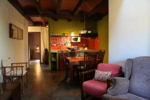 a living room with a table and chairs and a kitchen at Estrella rural casa rural en la Sierra de Madrid in Buitrago del Lozoya