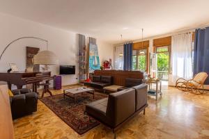 a living room with a couch and a piano at B&B Luci a'mmare in Roseto degli Abruzzi