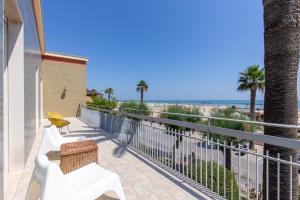 a balcony with a view of the beach at B&B Luci a'mmare in Roseto degli Abruzzi