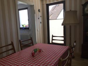 einem Tisch mit einem roten und weißen karierten Tischtuch in der Unterkunft 20 Pellaweg Ferienwohnung in Bielefeld