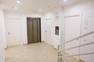 een lege hal met witte muren en een bruine deur bij Vignadonica Resort in Fisciano