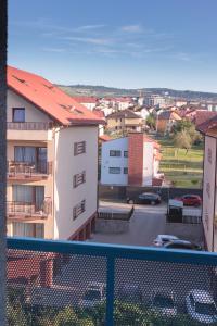 einen Balkon mit Stadtblick in der Unterkunft Gold Class Apartment AMS 63 in Cluj-Napoca