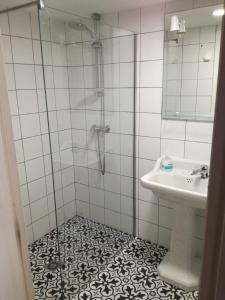 y baño con ducha y lavamanos. en Apartamento en Llanes en Llanes