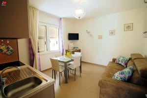 a living room with a couch and a table at Agriturismo La dimora dei Re in Sanremo