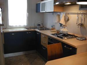 uma pequena cozinha com um fogão e um lavatório em LA FURLANA em Veneza