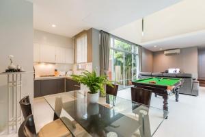 een woonkamer met een pooltafel erin bij AnB pool villa (Red) with 2BR close to Jomtien beach in Na Jomtien