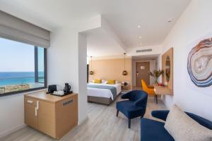 Cama ou camas em um quarto em Leonardo Crystal Cove Hotel & Spa – Adults only