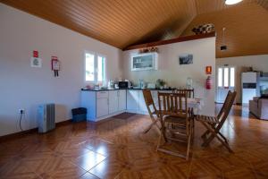 uma cozinha com mesa e cadeiras num quarto em Danny's Rural Suite em Curral das Freiras