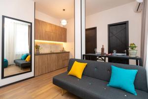 sala de estar con sofá y cocina en Wehost Apartment With 3 Bedrooms, en Tiflis