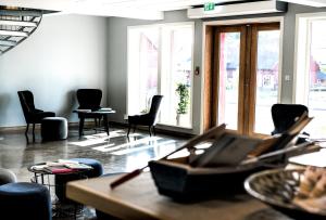Posezení v ubytování Tiraholms hotell