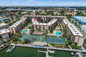 eine Luftansicht des Resorts mit einem Tennisplatz in der Unterkunft Anglers Cove in Marco Island