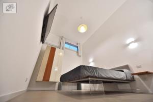 TV a/nebo společenská místnost v ubytování Corte Cairoli B&B and Suites