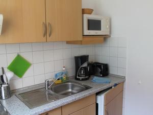 ヴィスマールにあるCentral Apartment near Sea in Wismarのキッチン(シンク、電子レンジ付)