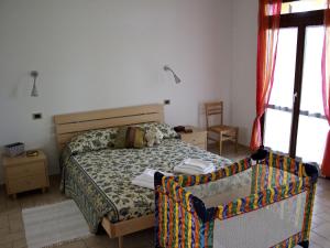 um quarto com uma cama e uma cabeceira em madeira em Belvilla by OYO Gesso Piccolo em Sassoleone