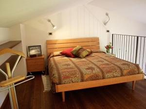 Un pat sau paturi într-o cameră la Belvilla by OYO Apartment in Sassoleone with Pool