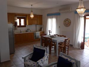 cocina y comedor con mesa y sillas en Charming Villa in Axos Crete with Swimming Pool, en Axós