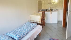 Kuchyňa alebo kuchynka v ubytovaní Petra Apartmanok
