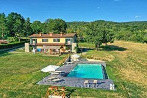 uma vista aérea de uma casa e de uma piscina em Casale Daniele by PosarelliVillas em Pratovecchio
