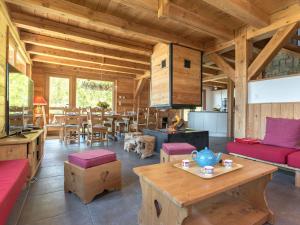 ヴォジャニーにあるLuxurious Chalet in Vaujany French Alps with Balconyの木製の壁と木製テーブルが備わる広いリビングルーム