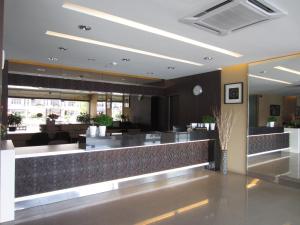 a lobby with a bar in a hotel at Radiant Hotel in Sitiawan