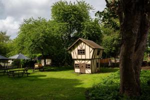 Taman di luar The Poacher Inn