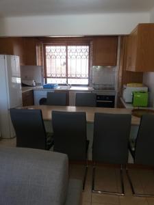 ヴィラモウラにあるparadise apartmentのキッチン(テーブル、椅子付)
