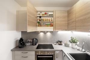 eine Küche mit Holzschränken und einer Spüle in der Unterkunft Sweet Home & Flower Garden in Garmisch-Partenkirchen