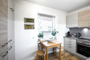 eine Küche mit einem kleinen Holztisch in einem Zimmer in der Unterkunft Sweet Home & Flower Garden in Garmisch-Partenkirchen + 4 Fotos