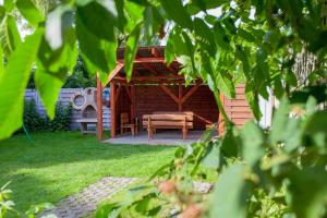 a backyard with a picnic table and a brick building at Domek we Władku in Władysławowo