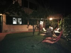 a backyard at night with a table and chairs at Il mulino in Beverino