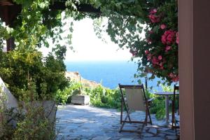 an archway with a picture of the ocean at Niriides Studios in Armenistis