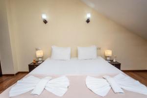 A bed or beds in a room at Lowell Hotel