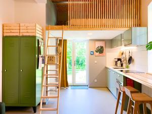 Cama elevada en una cocina con escalera en Ferienwohnungen im Alten Backhaus, en Haselberg