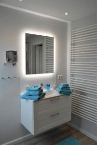 ein Bad mit einem Waschbecken und einem Spiegel in der Unterkunft Suite in Nieblum - Martina Christiansen in Nieblum