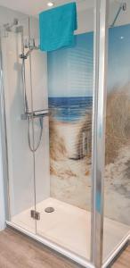eine Dusche mit einem Bild vom Strand in der Unterkunft Suite in Nieblum - Martina Christiansen in Nieblum