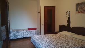 1 dormitorio con cama y sofá en Da Boni & Luci, en Novate Mezzola