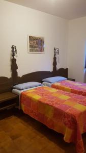 dos camas sentadas una al lado de la otra en una habitación en Da Boni & Luci, en Novate Mezzola
