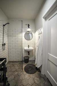 Et badeværelse på One Apartment