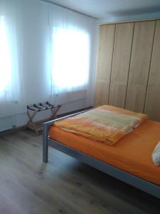 um quarto com uma cama e uma janela e uma janela em Ruhige Wohnung zentrumsnah em Pirmasens