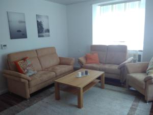 a living room with two couches and a coffee table at Ruhige Wohnung zentrumsnah in Pirmasens