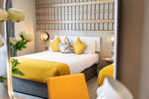 pokój hotelowy z łóżkiem i lustrem w obiekcie Hotel Doolin w mieście Doolin
