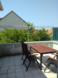 a wooden table and chairs sitting on a roof at Ruhige Wohnung zentrumsnah in Pirmasens