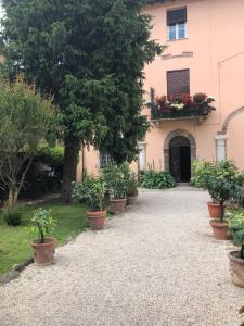 a courtyard of a house with potted plants in front of it at Il Giardino in Lucca