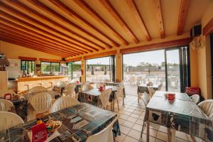 un restaurante con mesas y sillas y una gran ventana en Apartamentos Palm Court, en Benidorm