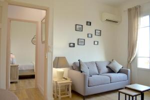 a living room with a couch and a lamp on a table at 2 Pièces Liberté Plein Centre in Saint-Raphaël