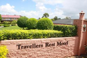 a sign on the side of a building at Hunter Valley Travellers Rest Motel in Cessnock